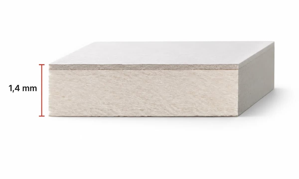Detail řezu paspartovacím kartonem o tloušťce 1,4 mm s barevnou horní vrstvou.